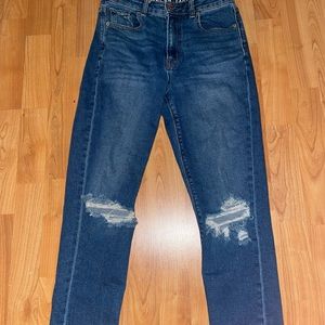 Dark wash American eagle mom jeans!!